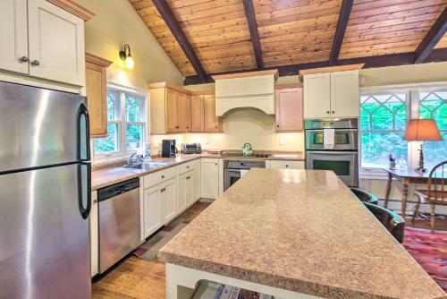 Spacious Bartlett Home With Fireplace And Kitchen