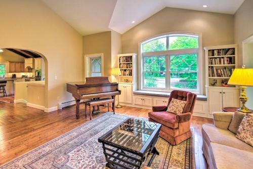 Spacious Bartlett Home With Fireplace And Kitchen