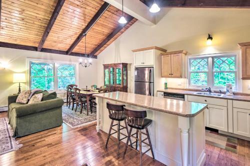 Spacious Bartlett Home With Fireplace And Kitchen