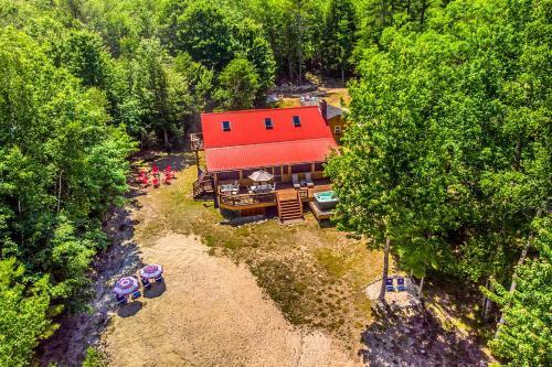Waterfront Log Cabin With Hot Tub And Fire Pit!