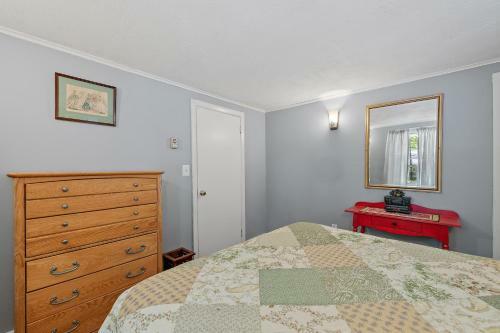 Shaws Pond Lakefront Retreat!