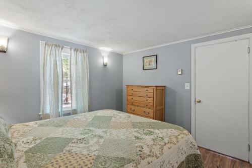 Shaws Pond Lakefront Retreat!