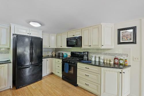 Shaws Pond Lakefront Retreat!