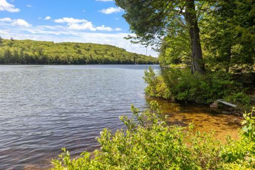 Shaws Pond Lakefront Retreat!