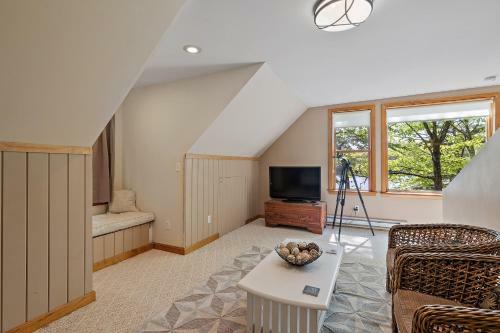 Shaws Pond Lakefront Retreat!