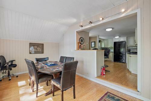 Shaws Pond Lakefront Retreat!