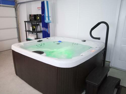 4 Br On Boards W/ Hot Tub
