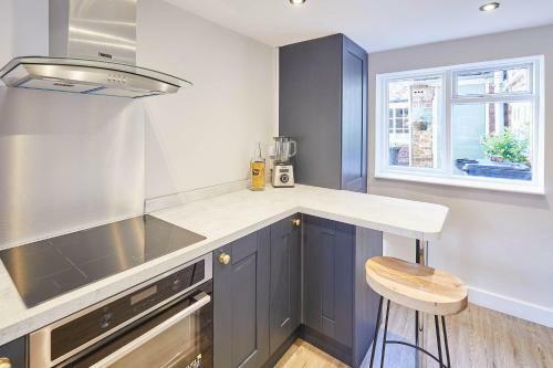 Host & Stay - 2 College Square