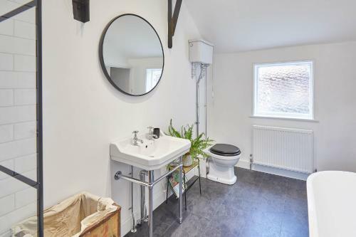 Host & Stay - 2 College Square