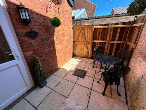 Apartamento Close To A357 - Superking Suite - Private Terrace - Contractor Stay Available