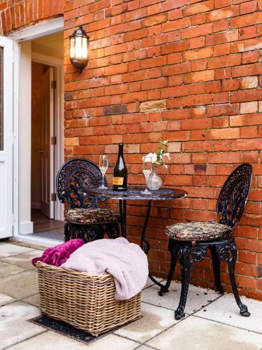 Apartamento Close To A357 - Superking Suite - Private Terrace - Contractor Stay Available