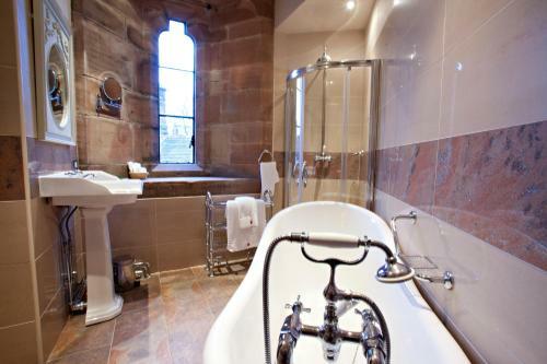 Hotel Peckforton Castle