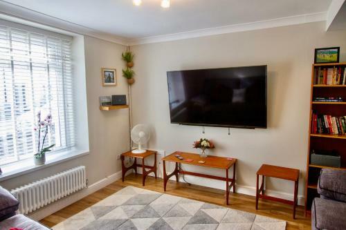 City Centre Quiet Home - Close To Marina / Arena