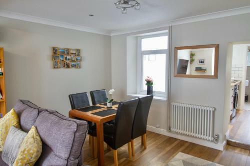 City Centre Quiet Home - Close To Marina / Arena