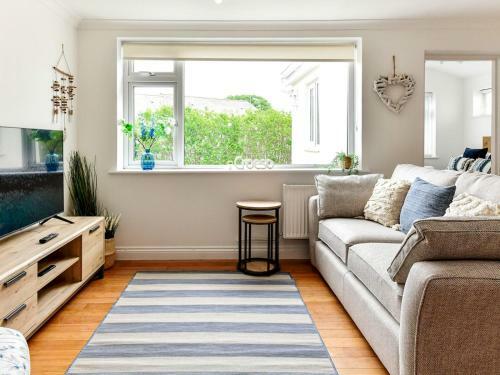Pass The Keys Beautiful 2 Bed Cottage - Less Than 100m From The Sea Front