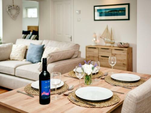 Pass The Keys Beautiful 2 Bed Cottage - Less Than 100m From The Sea Front