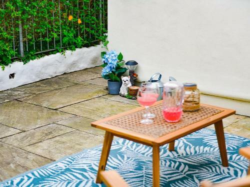 Pass The Keys Beautiful 2 Bed Cottage - Less Than 100m From The Sea Front