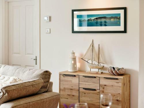 Pass The Keys Beautiful 2 Bed Cottage - Less Than 100m From The Sea Front