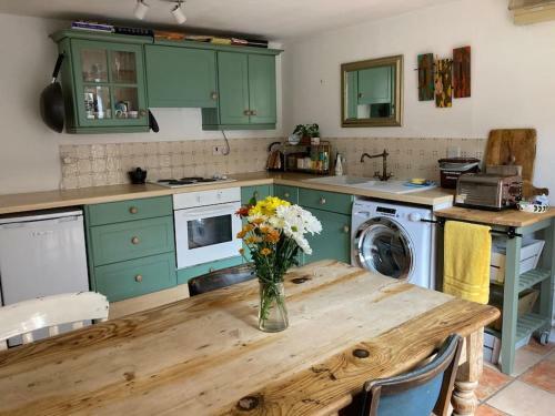 Charming Cottage, Central Taunton.