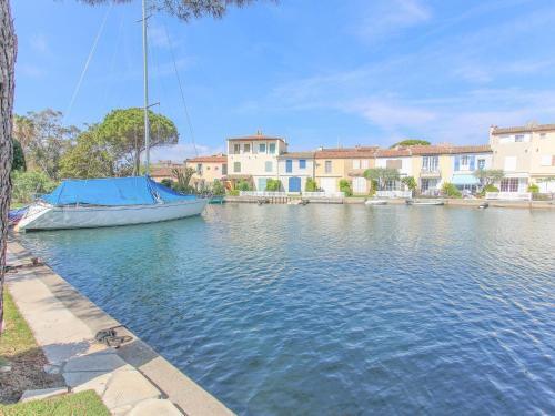 Pleasant Holiday Home In Port Grimaud With Garden