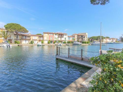 Pleasant Holiday Home In Port Grimaud With Garden