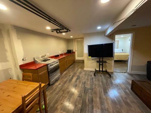 Hostal L3 Open Walk Out Basement