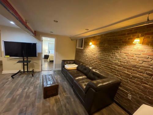 Hostal L3 Open Walk Out Basement