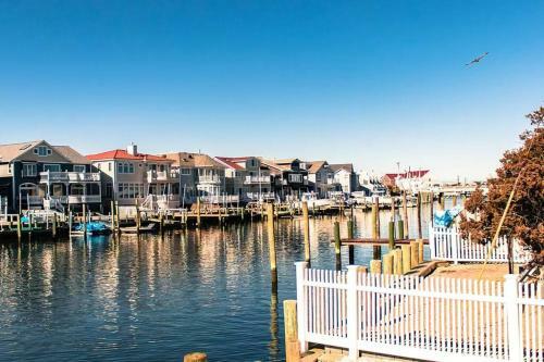 Lake/beach House W/ Private Dock W/ King Bed