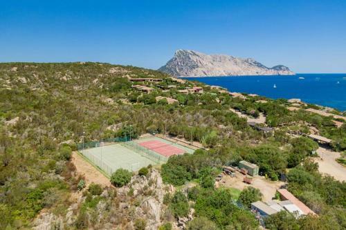 Charming Villa With Beach Access, Sea View, Private Garden