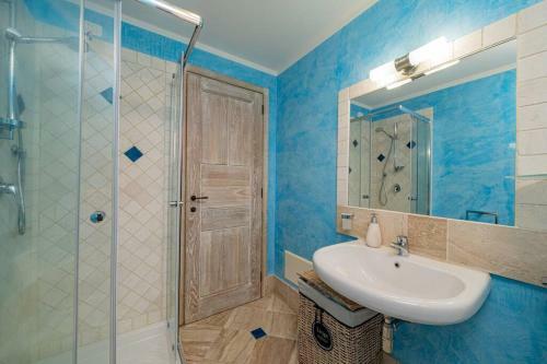 Charming Villa With Beach Access, Sea View, Private Garden