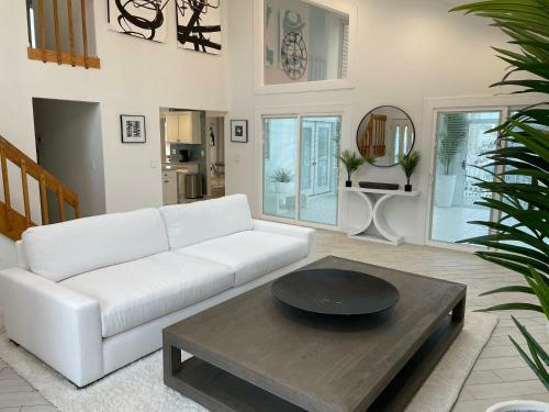 Waterfront Home In Brick With Swimming Pool Access