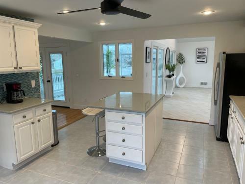 Waterfront Home In Brick With Swimming Pool Access