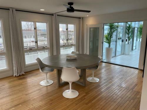 Waterfront Home In Brick With Swimming Pool Access