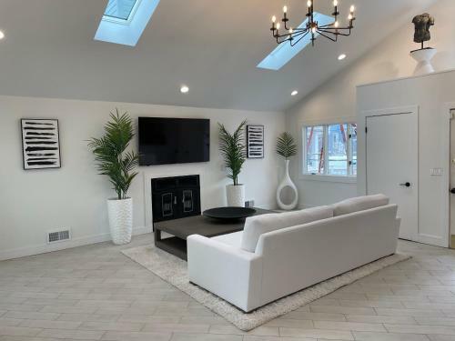 Waterfront Home In Brick With Swimming Pool Access