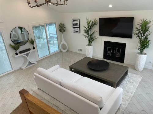 Waterfront Home In Brick With Swimming Pool Access