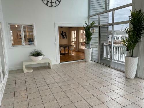 Waterfront Home In Brick With Swimming Pool Access