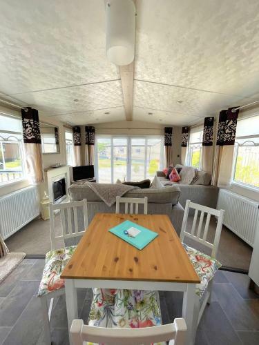Hollins Stable Lodge At Hollin Barn Lodge Park