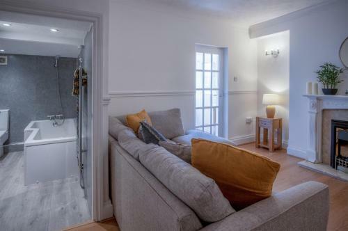Ivy Cellar - 2 Bedroom Apartment - Tenby