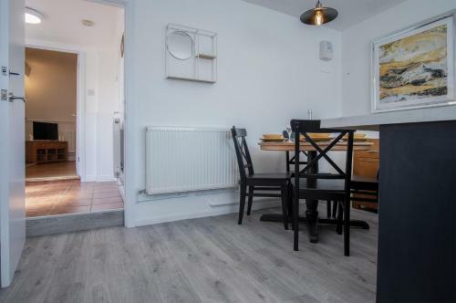 Ivy Cellar - 2 Bedroom Apartment - Tenby