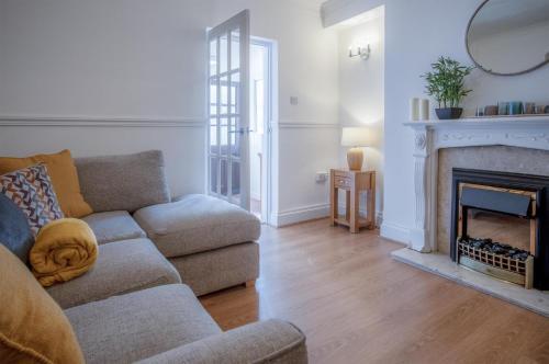 Ivy Cellar - 2 Bedroom Apartment - Tenby