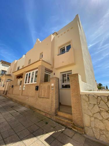 Spacious Family House Near Beach