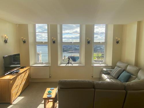 Pass The Keys Classy 2 Bedroom Apartment Amazing Beach Views