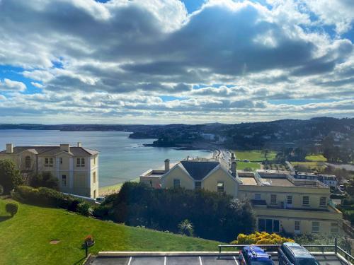 Pass The Keys Classy 2 Bedroom Apartment Amazing Beach Views