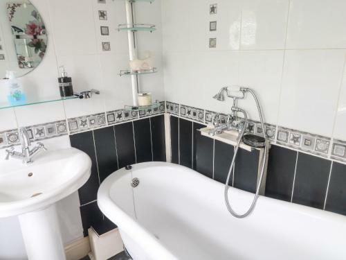 Three Sisters Holiday Cottage