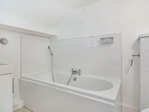 Lovely Villa 1 King 1 Double Sofa 4 Single Beds