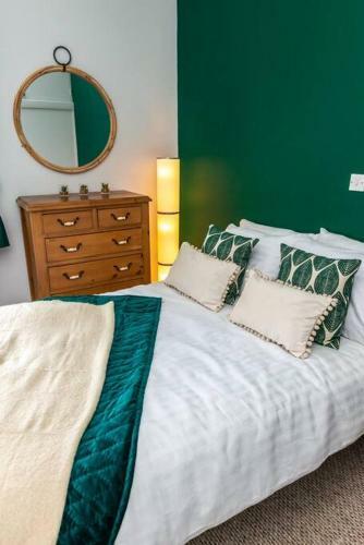 * Popular * Stunning Quiet Apartment By The Sea