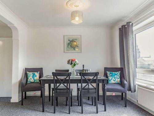 Lovely Apartment 1 King- Sized 4 Single Beds