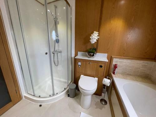 Luxury Boat - The Thistle Dream
