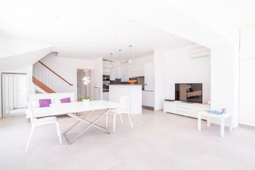 Bright 100 M With Terrace And Sea View
