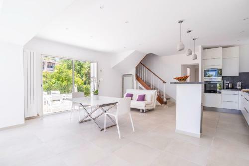 Bright 100 M With Terrace And Sea View
